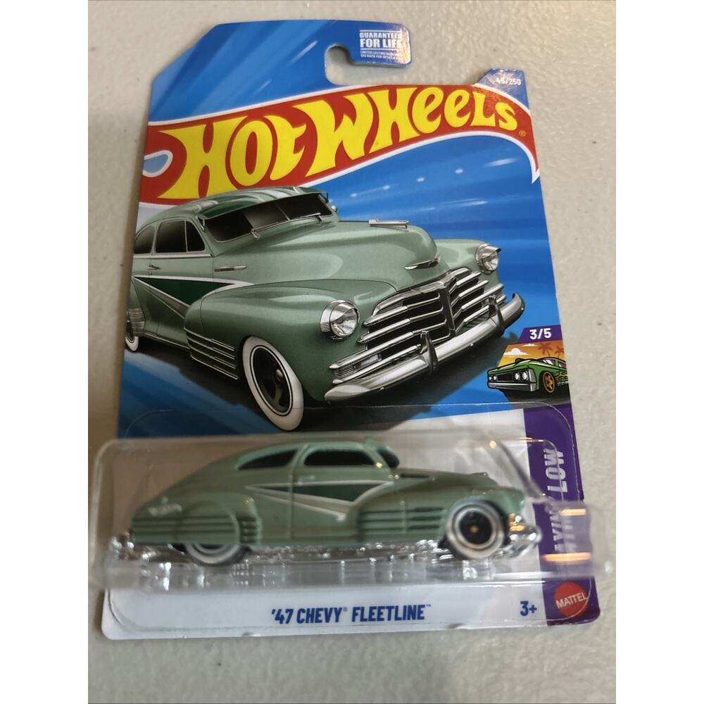 Hot Wheels '47 Chevy Fleetline Layin' Low 1:64 Diecast Car Green White